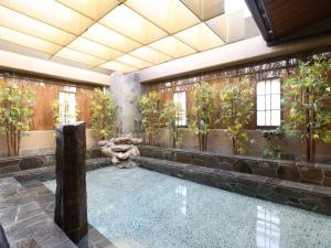 Dormy Inn Ikebukuro内部或周边的泳池