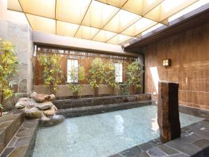 Dormy Inn Ikebukuro内部或周边的泳池