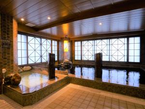 Dormy Inn Ikebukuro内部或周边的泳池