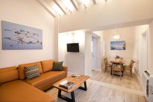 een woonkamer met een bank en een tafel bij Melina's Urban Retreat in Corfu-stad