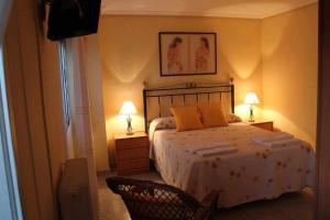 sypialnia z łóżkiem z 2 lampami i 2 krzesłami w obiekcie Alojamiento La Olmedana w mieście Olmedo