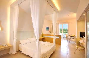 Postel nebo postele na pokoji v ubytování Afandou Bay Resort Suites
