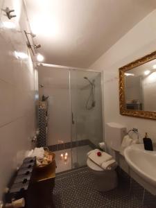 科爾托納的住宿－Typical & Historical, Central apartment，带淋浴、卫生间和盥洗盆的浴室