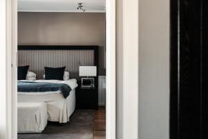 Säng eller sängar i ett rum på Sandhamn Seglarhotell