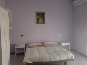 1 dormitorio con 1 cama y 2 mesitas de noche en Locanda La Cascina, en San Giuliano Milanese