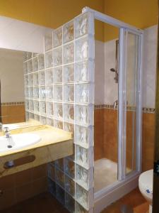 bagno con doccia e lavandino di Apartamento Los Callejones a Las Majadas