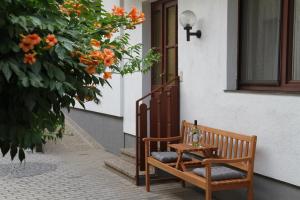 een paar stoelen en een tafel op een veranda bij Ferienwohnung Illy in Illmitz