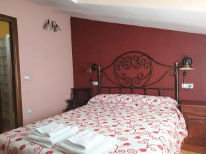 a bedroom with a bed with towels on it at Apartamento Los Callejones in Las Majadas