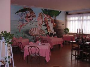 Restorāns vai citas vietas, kur ieturēt maltīti, naktsmītnē Albergo Tenda Verde