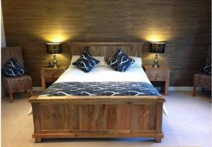 A bed or beds in a room at Beaconsfield Farm 