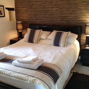 A bed or beds in a room at Beaconsfield Farm 