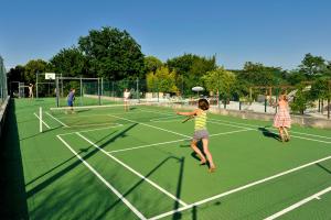 Tenis a/nebo squash v ubytování Château de Termes nebo okolí