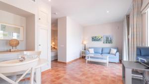 salon z niebieską kanapą i stołem w obiekcie Real Agua Amarga La Joya - Adults Only w mieście Agua Amarga