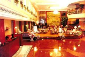 The Regency Hotel Hatyai tesisinde bir restoran veya yemek mekanı