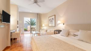 pokój hotelowy z łóżkiem i salonem w obiekcie Real Agua Amarga La Joya - Adults Only w mieście Agua Amarga +37 zdjęć
