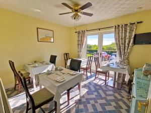 Telewizja i/lub zestaw kina domowego w obiekcie Rest a While