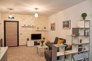 Et tv og/eller underholdning på Submarine Apartment Spa n Pool Beach resort