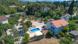 una vista aérea de una casa con piscina en Villa Ivanka, en Korčula