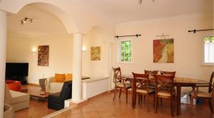 sala de estar con mesa de comedor y sofá en Albufeira Villa Okapi, en Albufeira