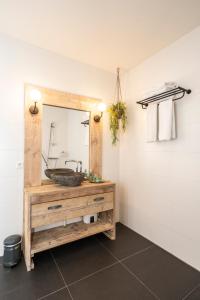 Koupelna v ubytování De Moerbei