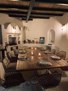 Reštaurácia alebo iné gastronomické zariadenie v ubytovaní Villa “La quagliara “ sea view