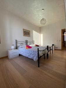 A bed or beds in a room at Ca' Santa Marta Apartment