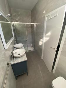 A bathroom at CASA REFORMADA CON TERRAZA/WIFI/AIRE ACONDICIONADO