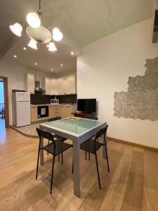 uma sala de jantar com uma mesa de pingue-pongue e 2 cadeiras em Ca' Santa Marta Apartment em Veneza