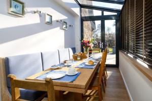 uma sala de jantar com uma mesa de madeira e cadeiras em Ferienhaus Frieda Sylt em Tinnum