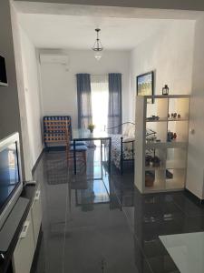 A kitchen or kitchenette at CASA REFORMADA CON TERRAZA/WIFI/AIRE ACONDICIONADO