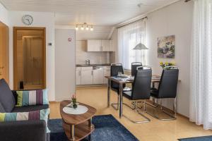 a living room with a table and chairs and a kitchen at 1 Zimmer Ferienwohnung Baur Nr 3 in Salem