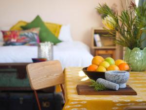 eine Schale Obst auf einem Tisch im Wohnzimmer in der Unterkunft Starry Starry Night in Montagu
