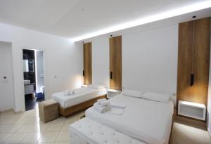 Postel nebo postele na pokoji v ubytování Ksamil Central Park Hotel
