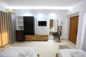 TV a/nebo společenská místnost v ubytování Ksamil Central Park Hotel