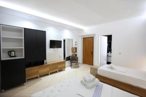 Postel nebo postele na pokoji v ubytování Ksamil Central Park Hotel