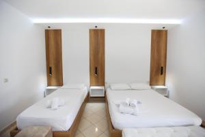 Postel nebo postele na pokoji v ubytování Ksamil Central Park Hotel