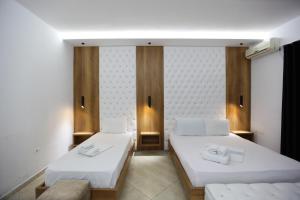 Postel nebo postele na pokoji v ubytování Ksamil Central Park Hotel
