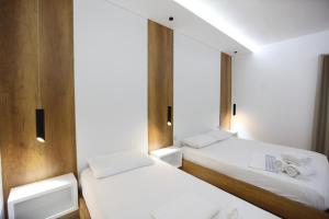 Postel nebo postele na pokoji v ubytování Ksamil Central Park Hotel