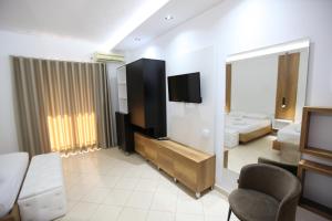 TV a/nebo společenská místnost v ubytování Ksamil Central Park Hotel