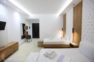 Postel nebo postele na pokoji v ubytování Ksamil Central Park Hotel