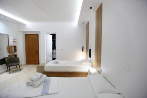 Postel nebo postele na pokoji v ubytování Ksamil Central Park Hotel
