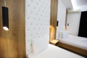 Postel nebo postele na pokoji v ubytování Ksamil Central Park Hotel
