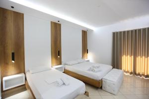 Postel nebo postele na pokoji v ubytování Ksamil Central Park Hotel