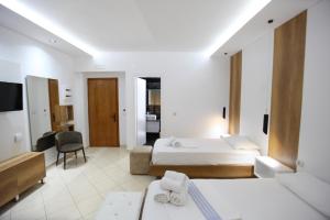 Postel nebo postele na pokoji v ubytování Ksamil Central Park Hotel