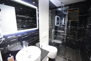 Koupelna v ubytování Ksamil Central Park Hotel
