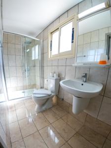 Crystallo Apartments tesisinde bir banyo