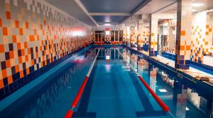 una grande piscina in una camera spaziosa di Valencia Fit&Sport a Krasnodar