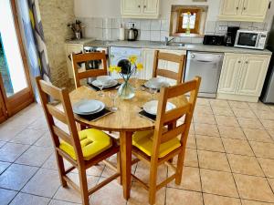 Fotografie z fotogalerie ubytování La Vieille Fromagerie v destinaci Brux