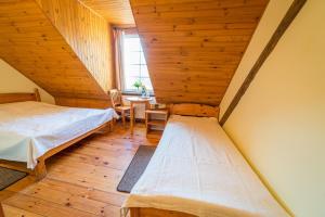 Postel nebo postele na pokoji v ubytování Folwark Łuknajno nad Jeziorem Śniardwy Gospoda Dziedzictwo Kulinarne Warmia-Mazury