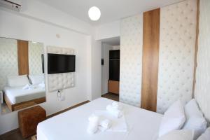 TV a/nebo společenská místnost v ubytování Ksamil Central Park Hotel